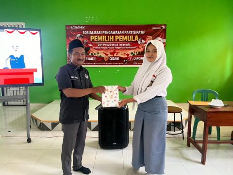 Bawaslu Kabupaten Mesuji Gelar Sosialisasi Pengawasan Partisipatif bagi Pemilih Pemula di Dua Sekolah