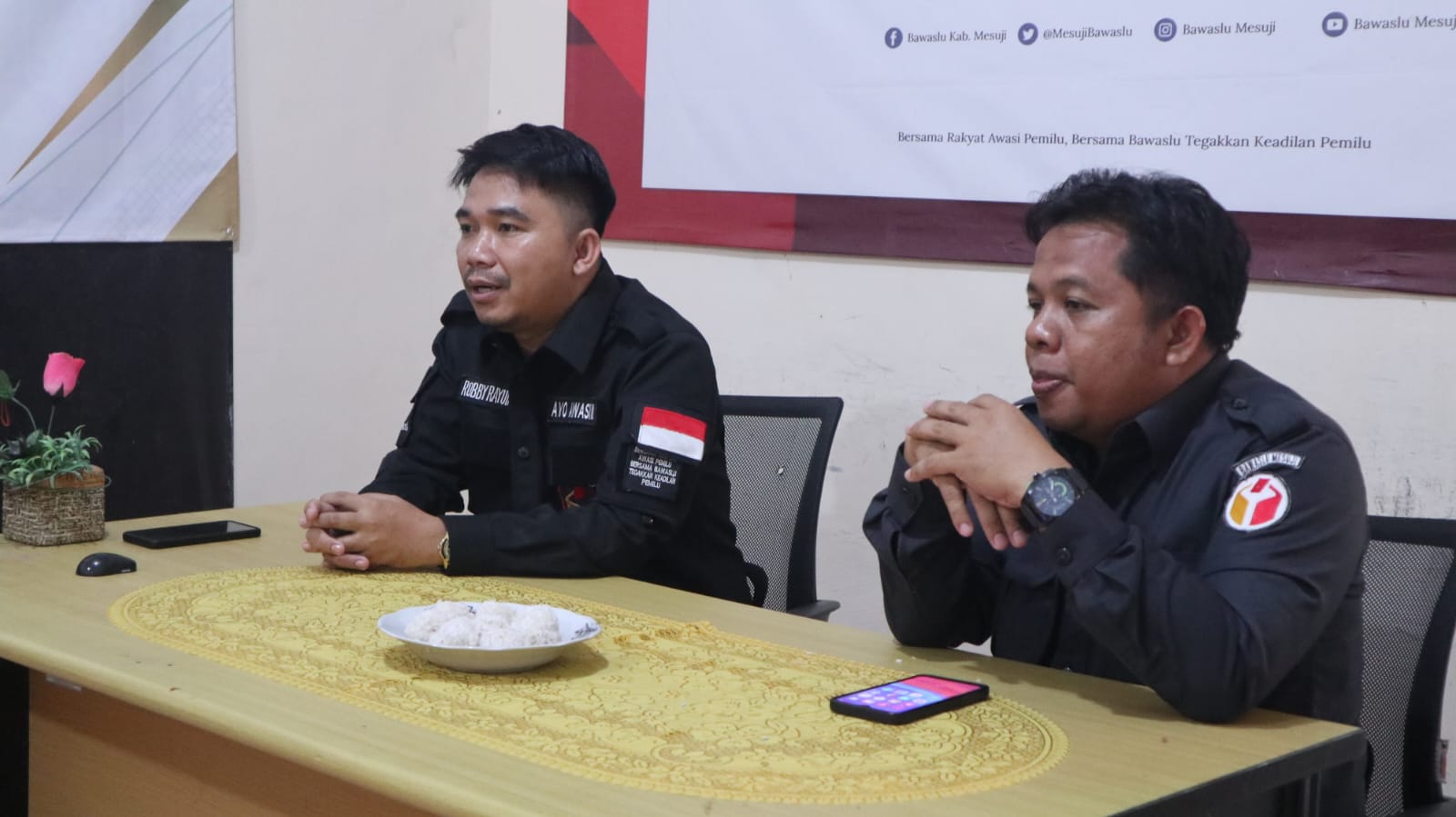 Mesuji - Dalam upaya memastikan kelancaran dan transparansi Pemilihan Umum (Pemilu) tahun 2024, anggota Badan Pengawas Pemilu (Bawaslu) Kabupaten Mesuji, Robby Ruyudha, memimpin Rapat Internal Rutin pada Senin, 28 Agustus 2023. Fokus utama rapat kali ini adalah perkenalan anggota dengan staff sekretariat dan persiapan awal untuk pengawasan Pemilu 2024. Perkenalan ini dianggap sebagai langkah penting dalam membangun kerjasama yang erat dalam menjalankan tugas pengawasan pemilu. "Kami sangat menghargai sumbangsih setiap individu dalam tim. Kolaborasi yang baik di staff sekretariat akan memperkuat kerja Bawaslu Mesuji secara keseluruhan," ujar Robby. Rapat juga didedikasikan untuk membahas rencana awal pengawasan Pemilu 2024. Dengan masa yang cukup panjang sebelum pemilu dilaksanakan, persiapan yang matang dianggap sangat penting. Pihak Bawaslu Mesuji akan mengkaji pengalaman dari pemilu sebelumnya dan berfokus pada inovasi-inovasi yang dapat diterapkan untuk memastikan proses yang adil dan transparan. "Kami berkomitmen untuk menjaga integritas dan kredibilitas pemilu di Mesuji. Langkah awal yang kita ambil hari ini akan menjadi dasar kuat dalam menjalankan tugas pengawasan dengan baik," tambah Robby. Rapat internal ini juga menjadi ajang diskusi terbuka, di mana staff sekretariat dan anggota Bawaslu Mesuji dapat berbagi pandangan serta ide untuk memajukan proses pengawasan. Dengan semangat kolaborasi yang tinggi, Bawaslu Mesuji siap untuk menghadapi tugas besar yang ada di depan: mengawasi jalannya Pemilu 2024 dengan profesionalisme dan integritas yang tinggi.